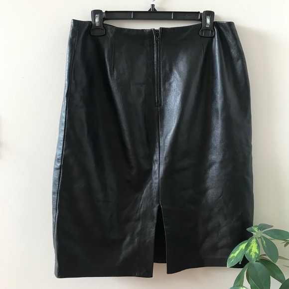 Danier - Superb black leather skirt 🇨🇦 - Picture 2 of 3